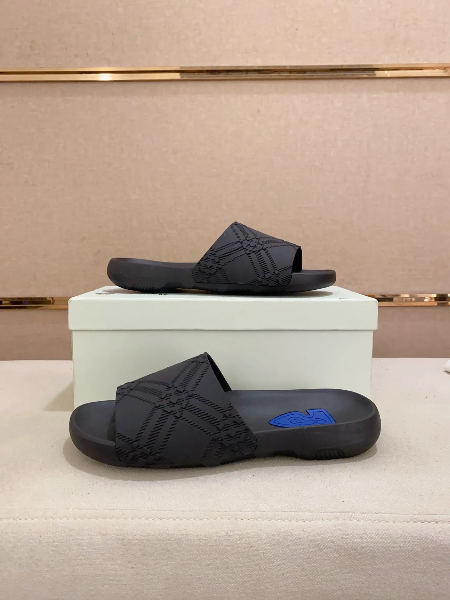 Men's shoes 💰: 320💰 [Burberry slippers] High-end men's shoes brand official website 1:1 latest masterpiece: original mold customization, the fabric is made of imported original rubber material, upgraded outsole, lighter and non-slip. The market's top quality, simple yet tasteful, a must-have for fashionistas, fashionable at your feet, full of confidence, the same style at the counter 👍The season of summer slippers is here. Code: 39-46